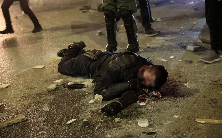 «Μου έλεγαν “εδώ θα πεθάνεις, πουτ@@@”»: Πώς γλίτωσε ο αστυνομικός από τα χέρια των «δημοκρατών» αναρχικών